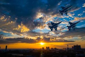 Schattenbildflugzeug mit schönem buntem Sonnenunterganghimmelhintergrund. foto