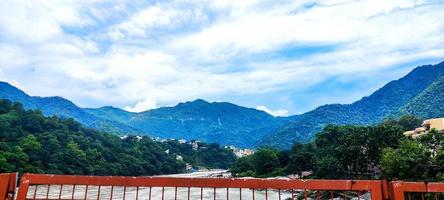 Schöne Aussicht auf die Berge und den bewölkten Himmel von Jammu und Kaschmir foto