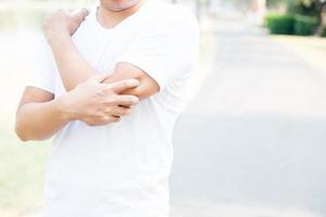 Männer haben Gelenkschmerzen beim Sport. foto