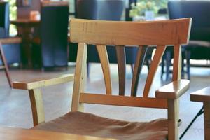 Holzstuhl mit Sitzkissen im Restaurant. selektiver Fokus. foto