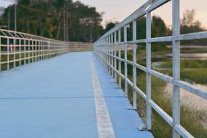 die fahrradzone am khao rakam reservoir am abend. trat, thailand. foto