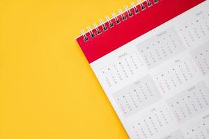 Kalenderseite auf gelbem Hintergrund Business-Planungstermin-Meeting-Konzept foto