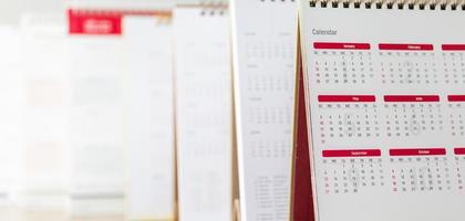 Schließen Sie herauf Kalenderseitendaten und Monatshintergrund Geschäftsplanungstermin-Besprechungskonzept foto