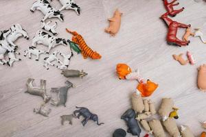 Spielzeug sind verschiedene Tiere zum Spielen im Kinderzimmer foto