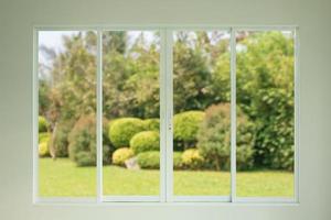 Blick auf den Garten durch das Fenster foto