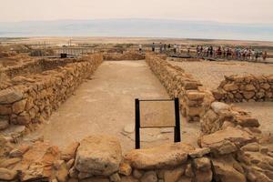 eine ansicht von qumran in israel foto