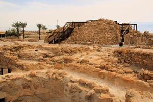 eine ansicht von qumran in israel foto