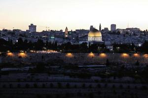 ein sonnenuntergang über jerusalem vom ölberg aus foto