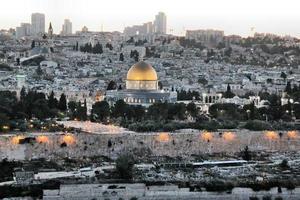 ein sonnenuntergang über jerusalem vom ölberg aus foto