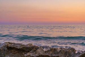 felsige Küste des Bergmeeres. berg meer felsige küste panoramische landschaft. felsige küste auf sonnenuntergang am bergmeer foto