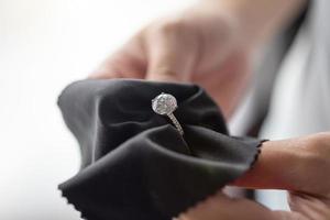 Juwelier-Reinigungsschmuck-Diamantring mit Stofftuch foto