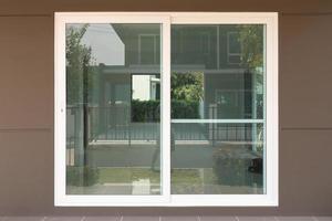 moderner Glasschiebetürrahmen außerhalb des Hauses foto