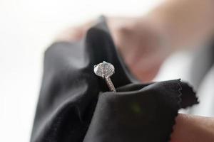 Juwelier-Reinigungsschmuck-Diamantring mit Stofftuch foto