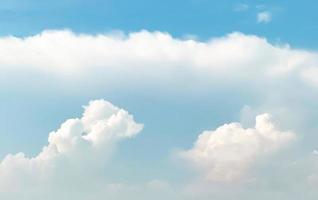 abstrakter bewölkter hintergrund, schöne natürliche streifen des himmels und der wolken schöne naturlandschaft. foto