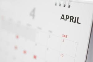 april-kalenderseite mit monaten und daten geschäftsplanungstermin-treffen-konzept foto