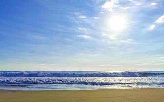 extrem riesige große surferwellen am strand puerto escondido mexiko. foto