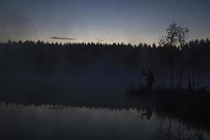 See am frühen Morgen. See und Wald im Nebel. Details der Natur im Sommer. foto