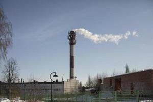 Schornstein mit Rauch. Kesselstation. Industrierohr am Himmel. foto