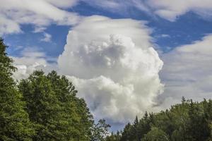 Eine Kumuluswolke schwebt wie ein großer Berg über den Himmel. Eine Donnerfront nähert sich. foto