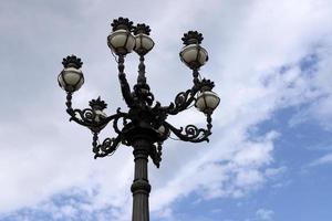 Laterne zur nächtlichen Beleuchtung der Stadtstraße. foto