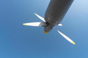 Flugzeugpropeller von Militärflugzeugen, Kopierraum. Hintergrund des blauen Himmels. foto