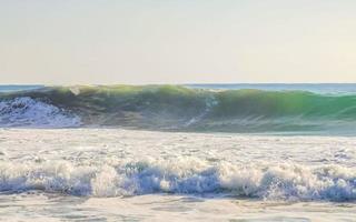 extrem riesige große surferwellen am strand puerto escondido mexiko. foto