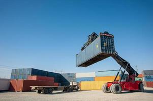 ein kalmar-Containerhandler im Arbeitsprozess foto