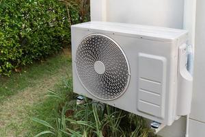 klimaanlage außengerät kompressor außerhalb des hauses installieren foto