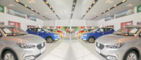 neue Autos im Showroom-Interieur verschwommen abstrakten Hintergrund foto