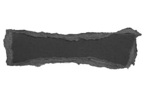 schwarzes zerrissenes papier zerrissene kantenstreifen isoliert auf weißem hintergrund foto