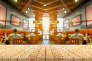 leere Holztischplatte mit Café-Restaurant-Interieur unscharfer Hintergrund foto