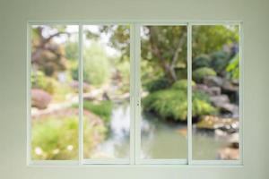 Blick auf den Garten durch das Fenster foto