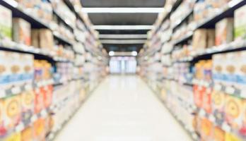 supermarkt gang innen abstrakt unscharfer hintergrund foto