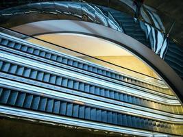Erhöhte Ansicht von Rolltreppen in einem kreisförmigen Atrium foto