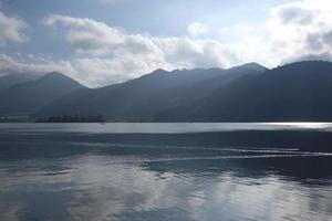 Tegernsee in Bayern, Deutschland, mit Bergen im Hintergrund foto