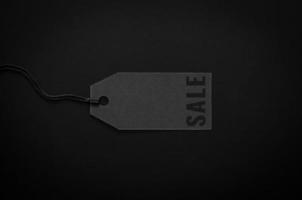 ein schwarzes Verkaufspreisschild auf schwarzem Hintergrund zum Einkaufen und Rabatt auf das Konzept des schwarzen Freitags.
