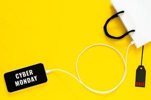 online einkaufen vom smartphone verbinden mit ladekabel zur einkaufstasche. Cyber-Monday-Konzept. foto