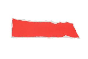 rote zerrissene Papierstreifen mit zerrissenen Kanten isoliert auf weißem Hintergrund foto