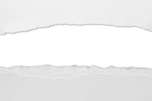 weiße zerrissene Papierstreifen mit zerrissenen Kanten isoliert auf weißem Hintergrund foto