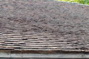 Alte Dachziegel auf dem Haus foto