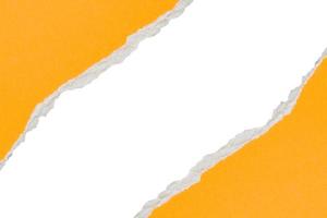 gelbes zerrissenes Papier zerrissene Kantenstreifen isoliert auf weißem Hintergrund foto