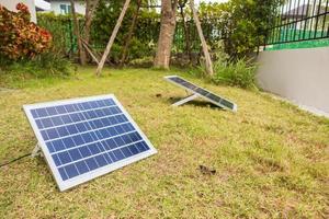 Solarpanel im Hausgarten foto