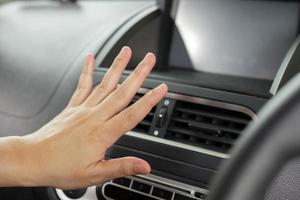 hand, die klimaanlage im auto überprüft foto