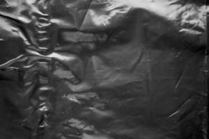 transparente Plastiktütenfolie Overlay-Textur auf schwarzem Hintergrund foto