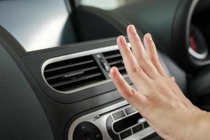 hand, die klimaanlage im auto überprüft foto