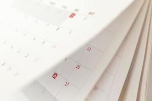kalenderseite spiegeln blatt nahaufnahme verwischen hintergrund business zeitplan planung termin treffen konzept foto