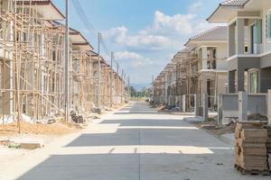 bau wohnbau neues haus im bau auf baustelle siedlung entwicklung foto