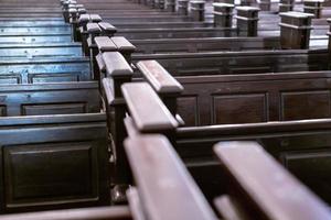 Kirchenbänke der Kathedrale. Bankreihen in der christlichen Kirche. schwere massive unbequeme Holzsitze. foto