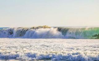 extrem riesige große surferwellen am strand puerto escondido mexiko. foto