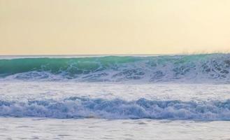 extrem riesige große surferwellen am strand puerto escondido mexiko. foto